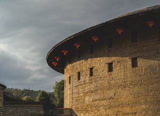 Co to są drgania tłumione i wymuszone?