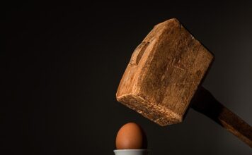 W jakiej sytuacji najlepiej zastosować przymus jako taktykę przełamywania oporu wobec zmian ?:?