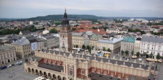 Czy Sukiennice stoją na rynku?